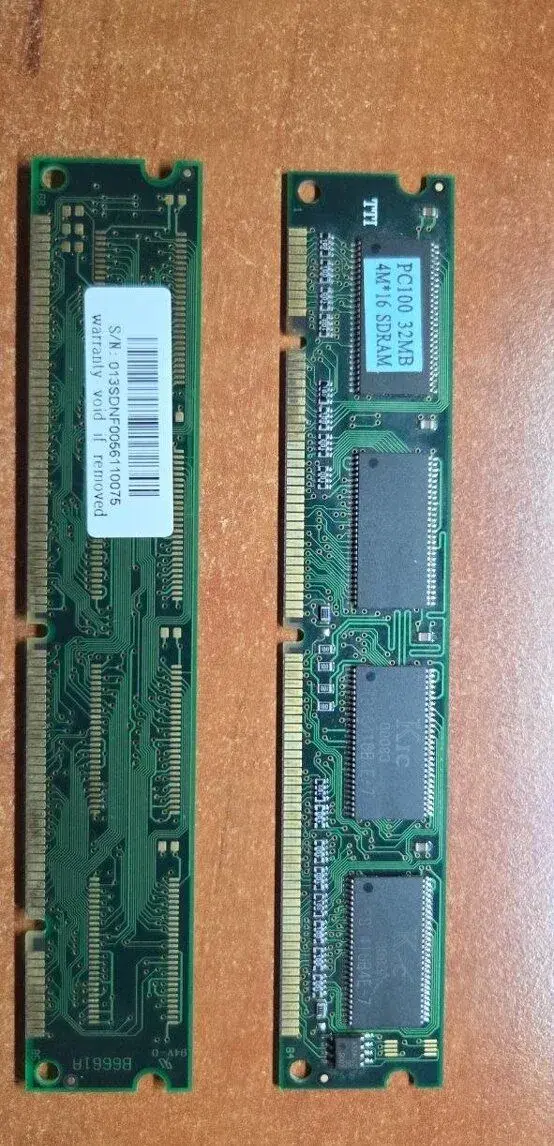 2 ks retro paměti PC100 SDRAM 32MB (4M×16), DIMM 168p