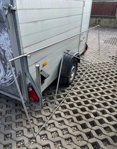 Nerezový panel na reklamu