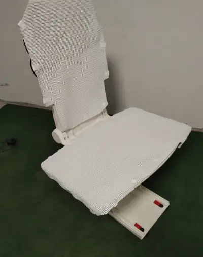 ELEKTRICKÝ VANOVÝ ZVEDÁK PACIENTŮ