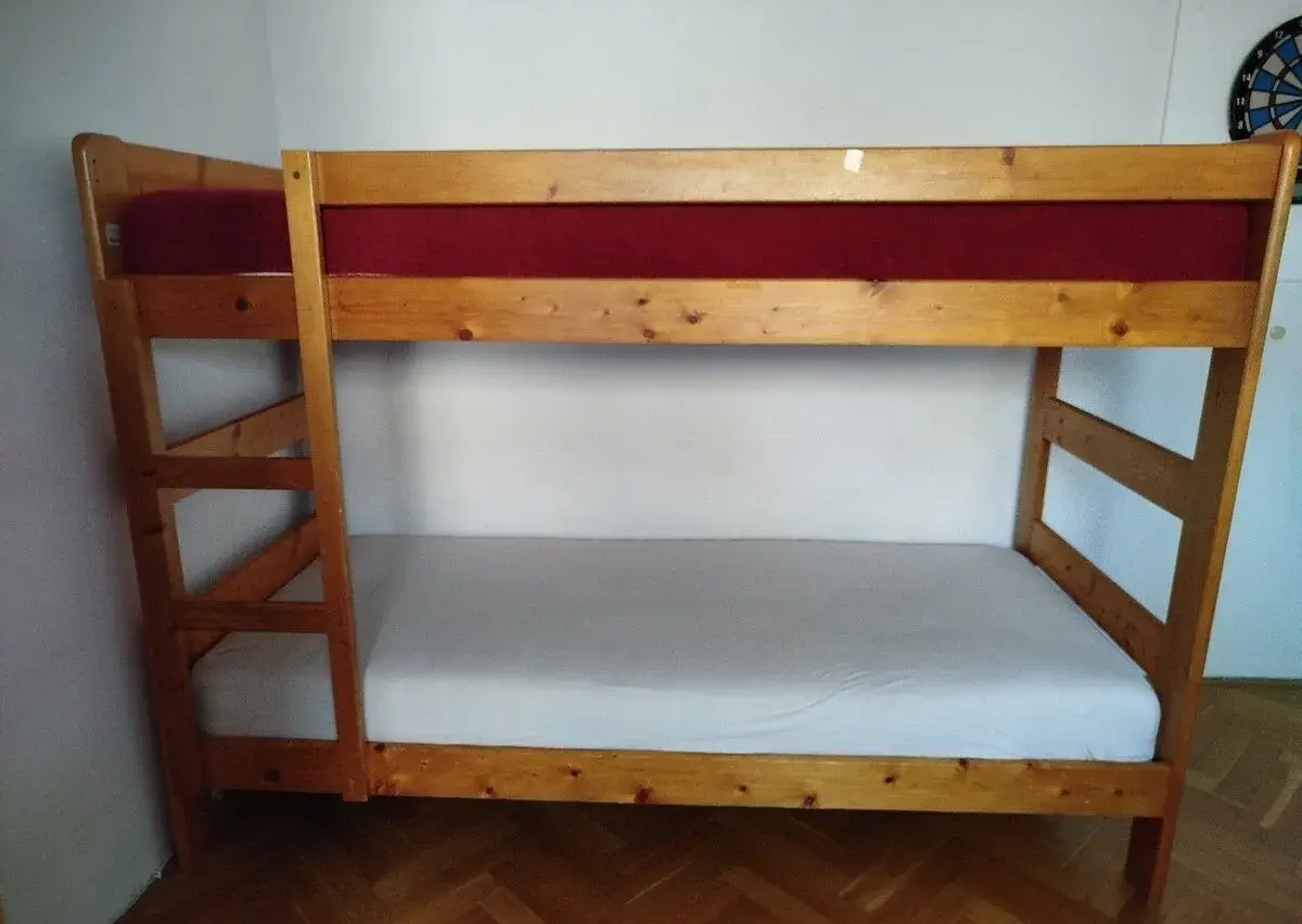 Dvoupatrová postel z masivu