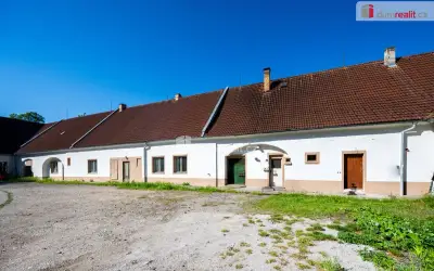 K prodeji, hlavní obytná část zemědělské usedlosti se 2 čísl