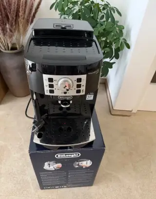 Kávovar Delonghi Magnifica S, jako nový, používán 2 měsíce
