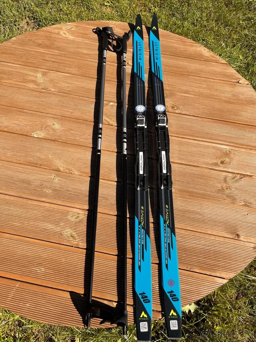 Dětské běžky McKINLEY (140 cm) s hůlkami (125 cm)