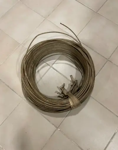 Tvrdý měděný drát o průměru 3 mm.