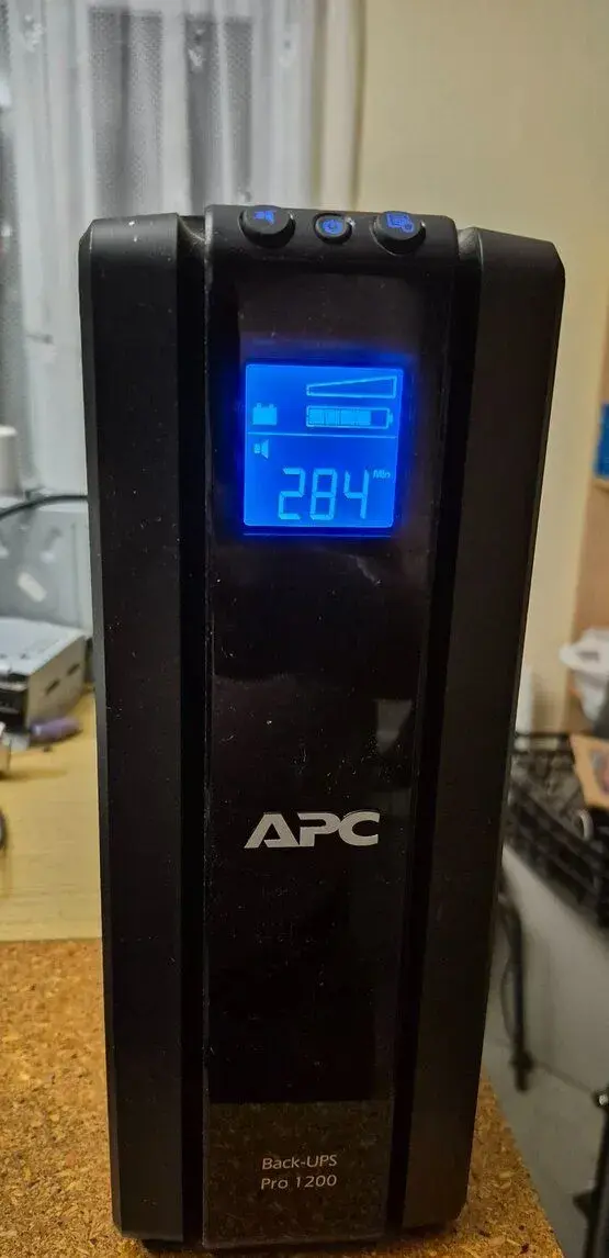 Záložní zdroj APC 1200 PRO, nové baterky.