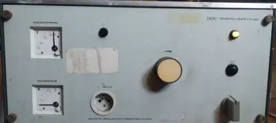 Galvanicky oddělený variabilní autotransformátor 220V 6A RFT