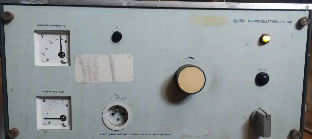 Galvanicky oddělený variabilní autotransformátor 220V 6A RFT
