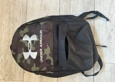 Batoh Under Armour camo / černý – skvělý stav