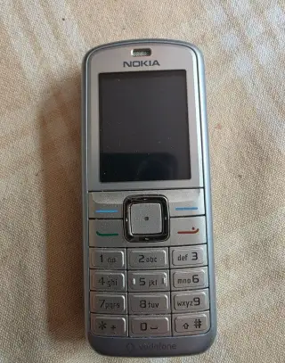 Mobilní tlačítkový telefon Nokia 6070