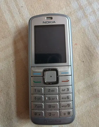 Mobilní tlačítkový telefon Nokia 6070