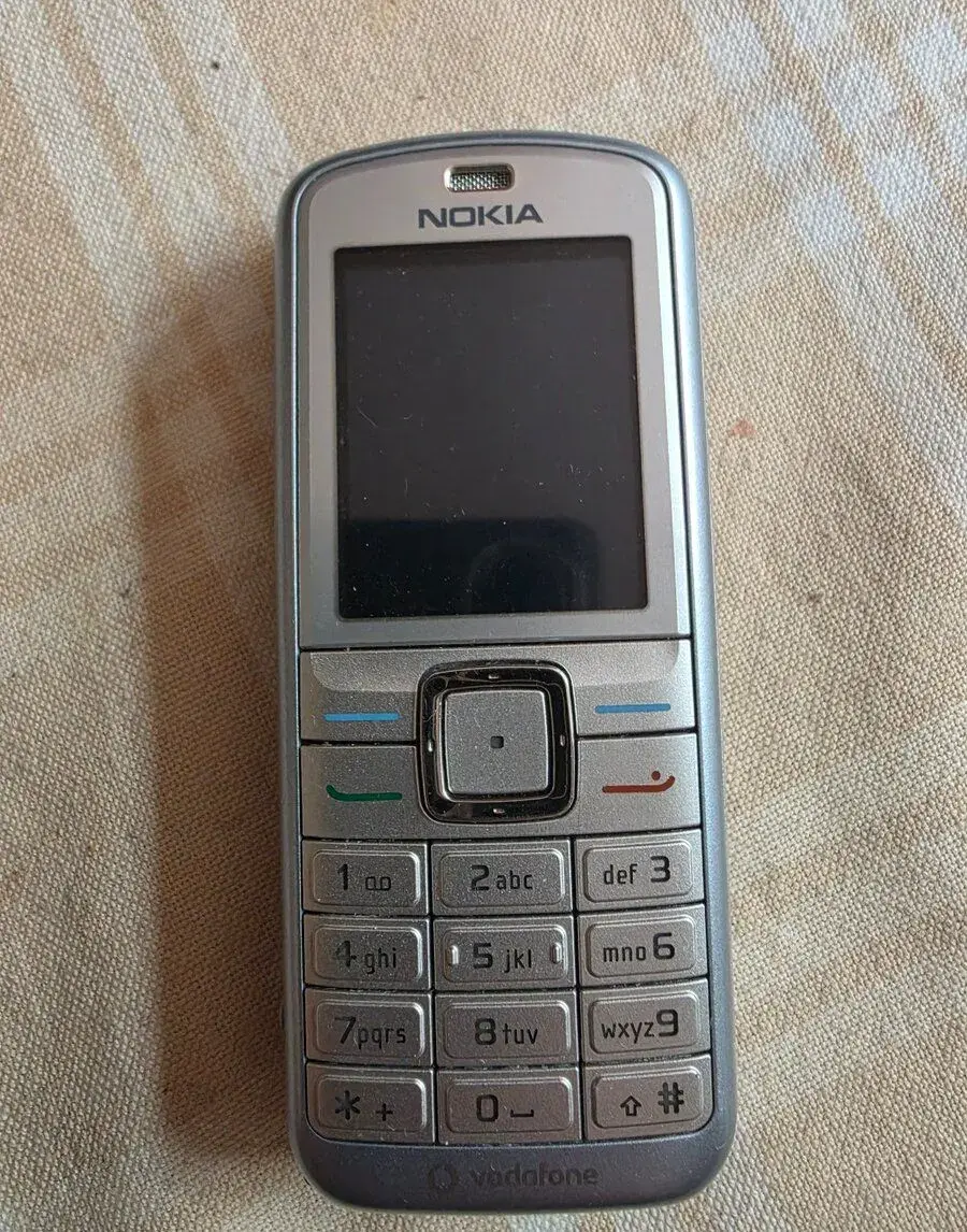 Mobilní tlačítkový telefon Nokia 6070