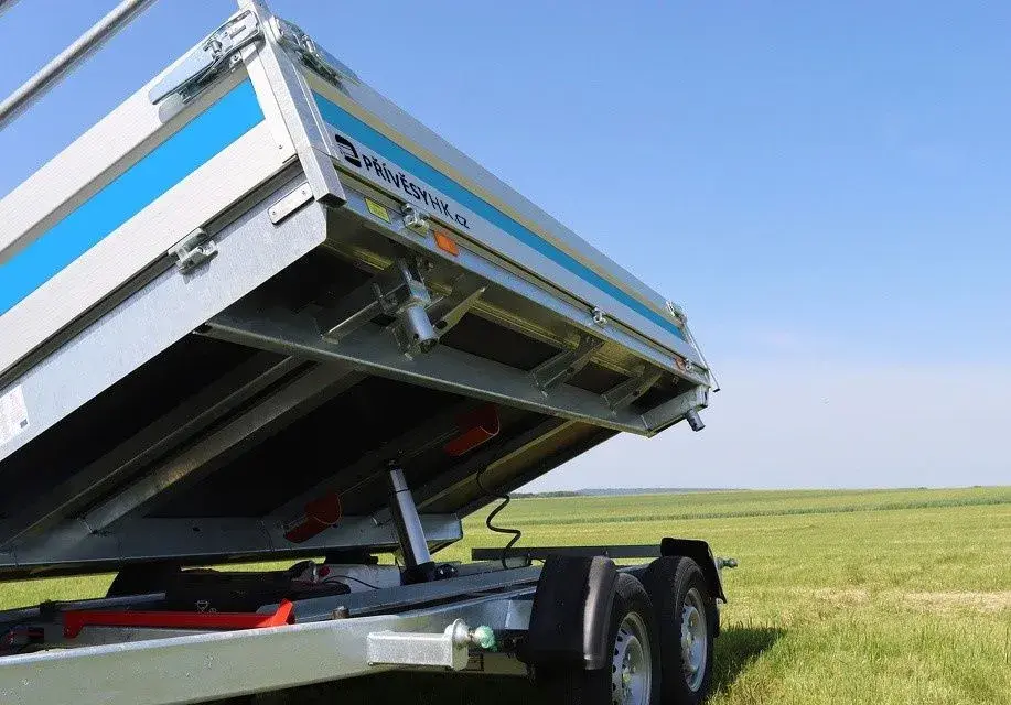 Elektricky sklopný přívěs, 305x180x35 cm, 2600 kg