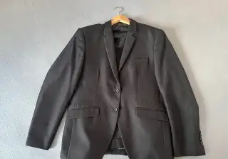 Černý oblek Bandi Vamos