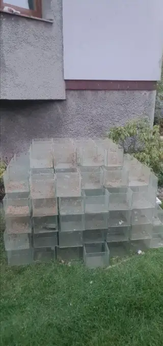 1200 skleněných nádob (akvarií)