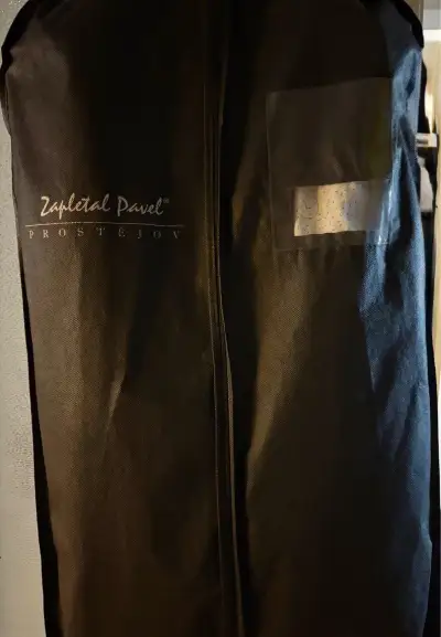 Pánský oblek s kalhoty, košilí, kravatou a pouzdrem.