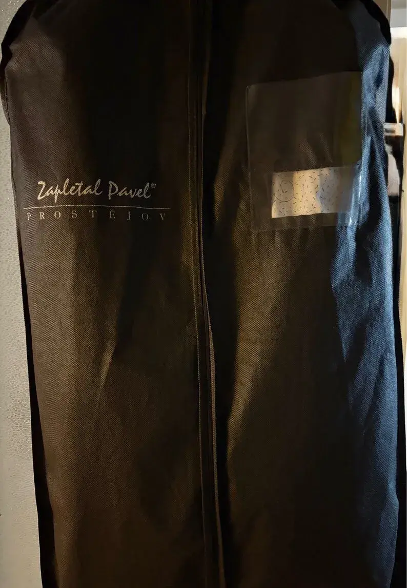 Pánský oblek s kalhoty, košilí, kravatou a pouzdrem.