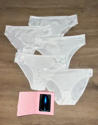 Bile krajkové kalhotky s růžovým slonem