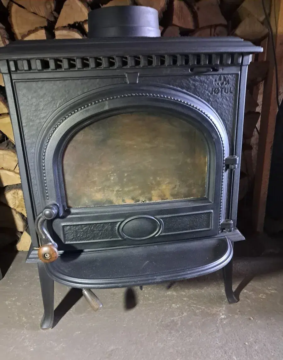 Jotul F3 MF litinová krbová kamna 9 kw rošt a popelníkem
