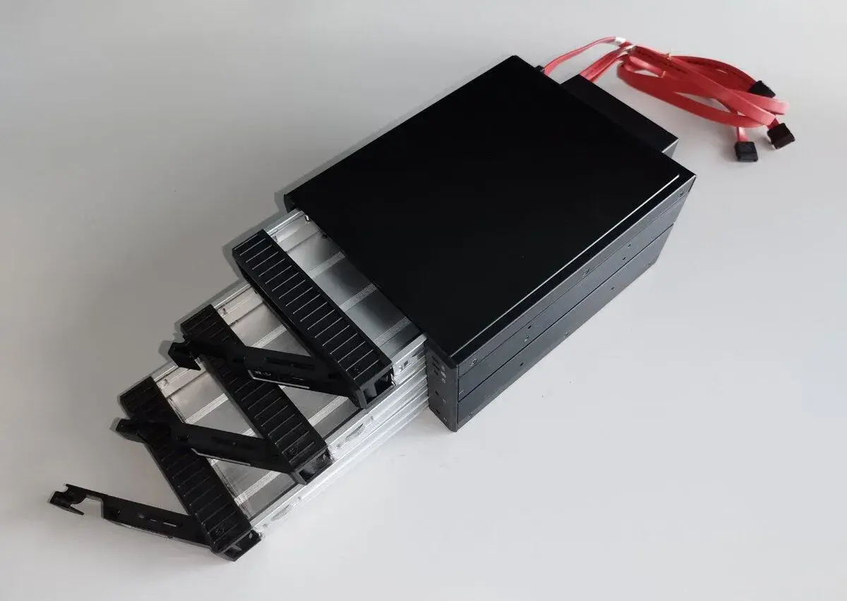 3x 3.5" SATA/SAS Hot-Swap box do 2x 5.25" pozice s chladič