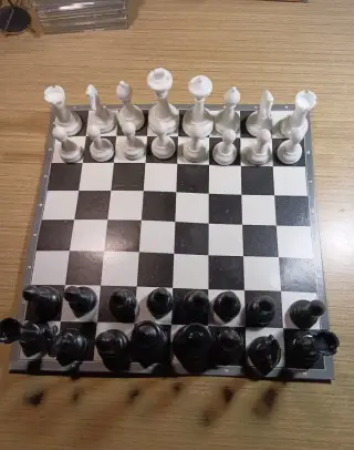 Šachová sada TOHIS s figurkami a krabicí