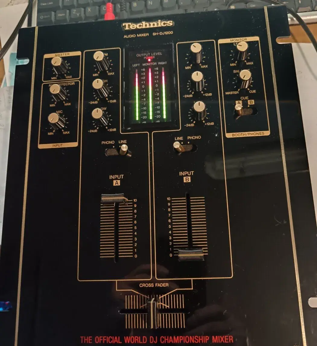 Profesionální analogový DJ mix Technics SH-DJ1200