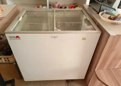 Pultový mrazák prosklený