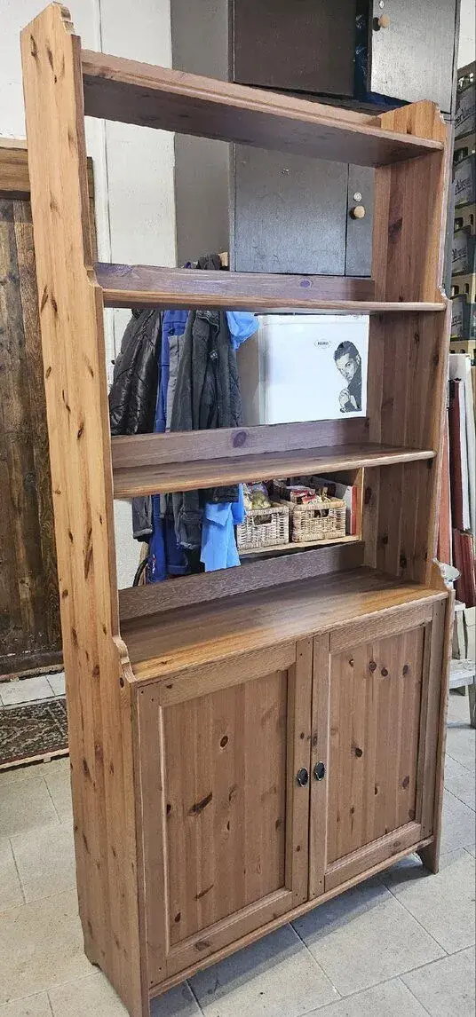 Knihovna s dvířky Ikea Leksvik mořidlo antik