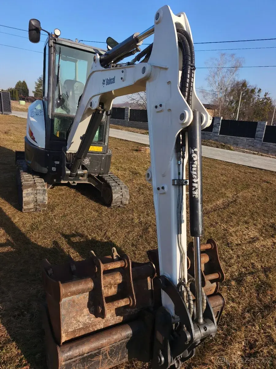 Půjčím ,pronajmu Bobcat E27 2.7 tuna