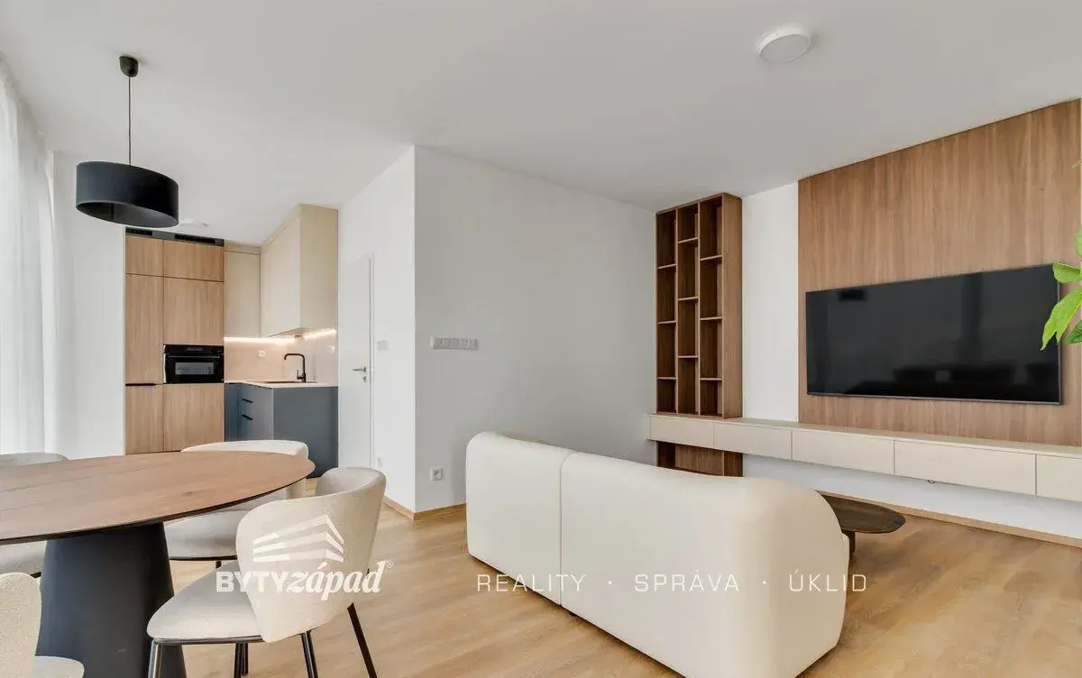Pronájem bytu 2+kk o velikosti 58 m², s terasou 28