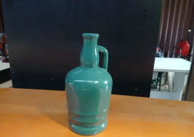 Zelenou keramickou vázu