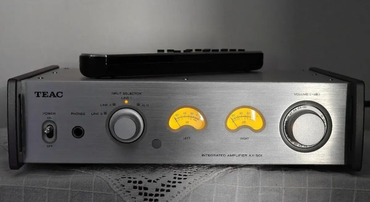 TEAC AX-501 (XLR, analogové VU metry)