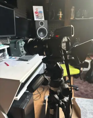 Kamera JVC GC-PX100be, profi osvětlení a stojan