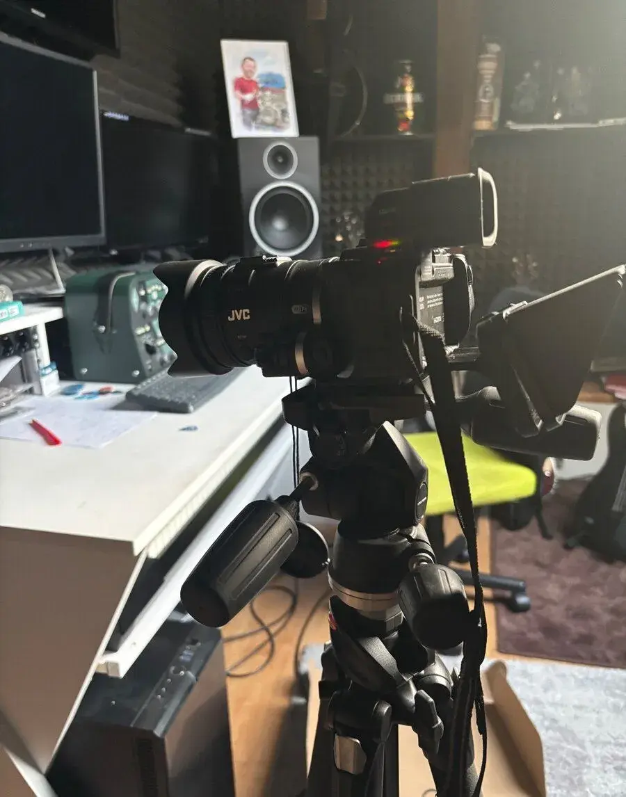 Kamera JVC GC-PX100be, profi osvětlení a stojan