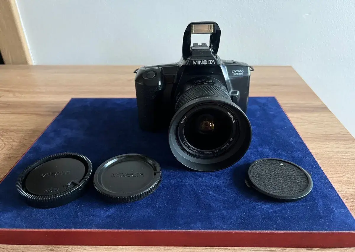 Minolta Dynax 303si + AF Zoom 28–80 mm f/3,5–5,6 D