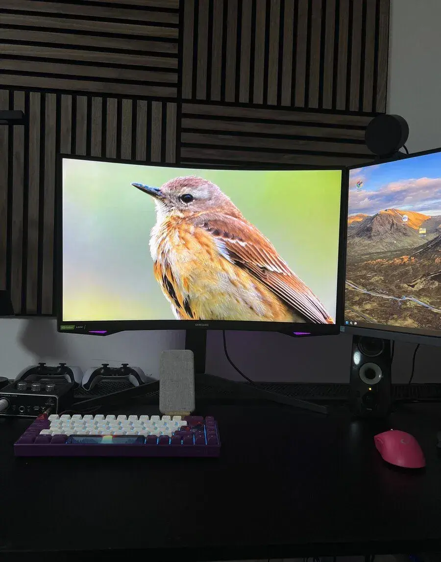 Samsung Odyssey G7 27" – 240Hz, 1440p, QLED, prohnutý 1000R