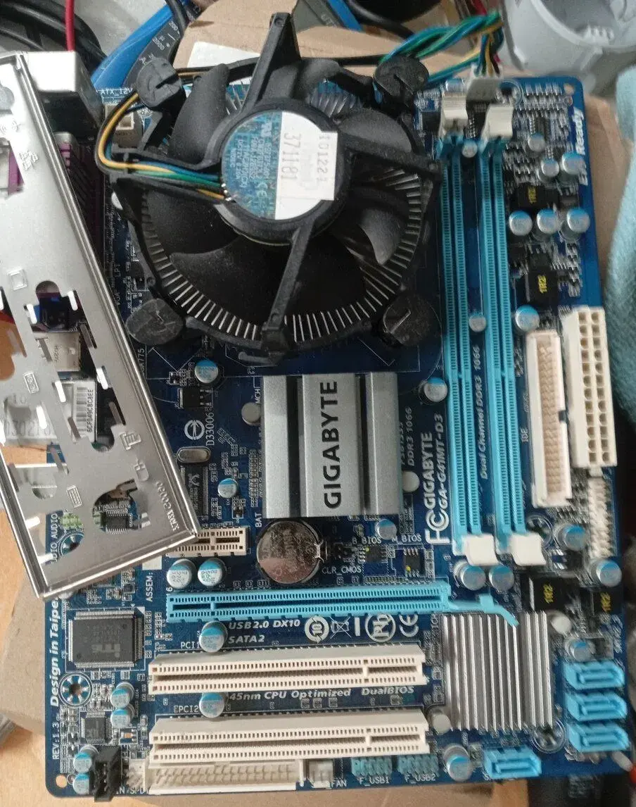 Mb Gigabyte mozno i s cpu