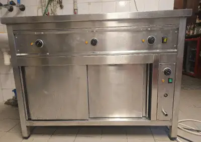 Režon-nerezový gastro výdejní pult s ohřevem talířů