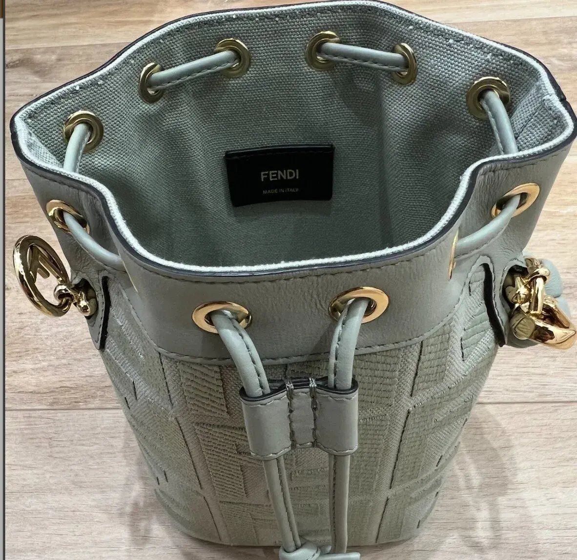 👜 Na prodej: ikonickou Fendi Mon Tresor kabelku – limitovaná ed
