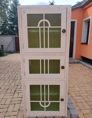 Stará vestavěná kuchyňská skříň vhodná do chalupy či statku
