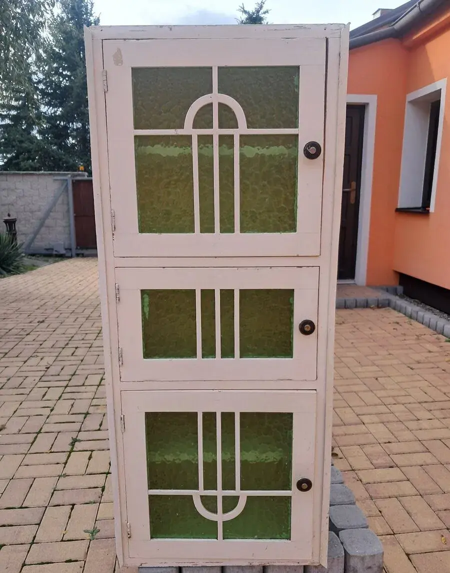 Stará vestavěná kuchyňská skříň vhodná do chalupy či statku