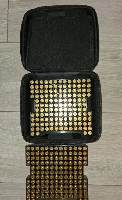 Pouzdro na munici a 4 zásobníky