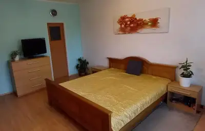 Postel masiv,komodu,noční stolky.