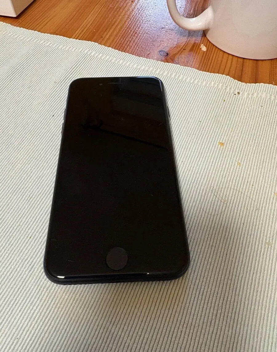 Apple iPhone SE 2022 64GB Midnight – baterie 99 %