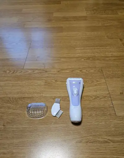 Holící strojek značky Remington