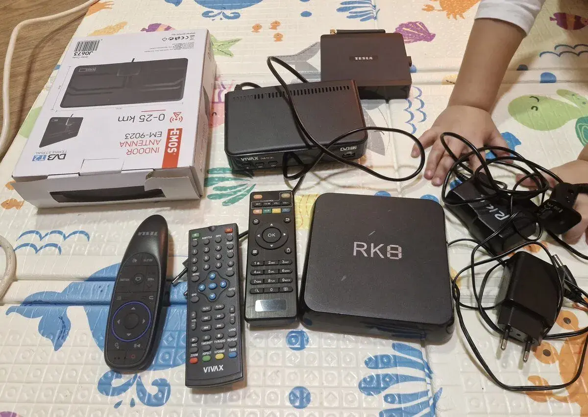 Set TV příslušenství: TESLA 4K MediaBox + RK8 Smart TV Box +