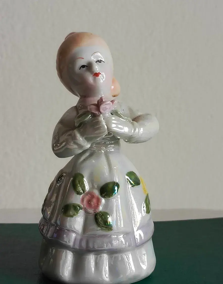 PORCELÁNOVÁ SOŠKA - DÁMA S KYTICÍ 12 CM