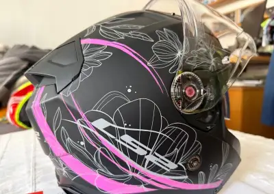 Moto helma LS2 otevrena