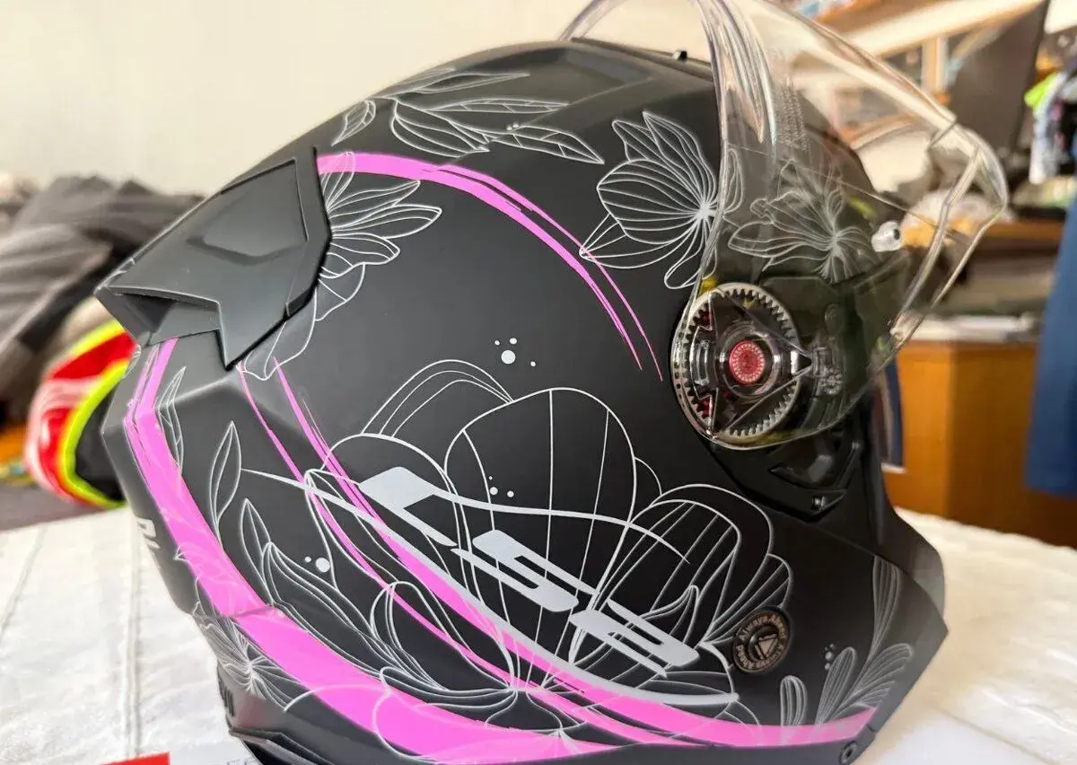 Moto helma LS2 otevrena