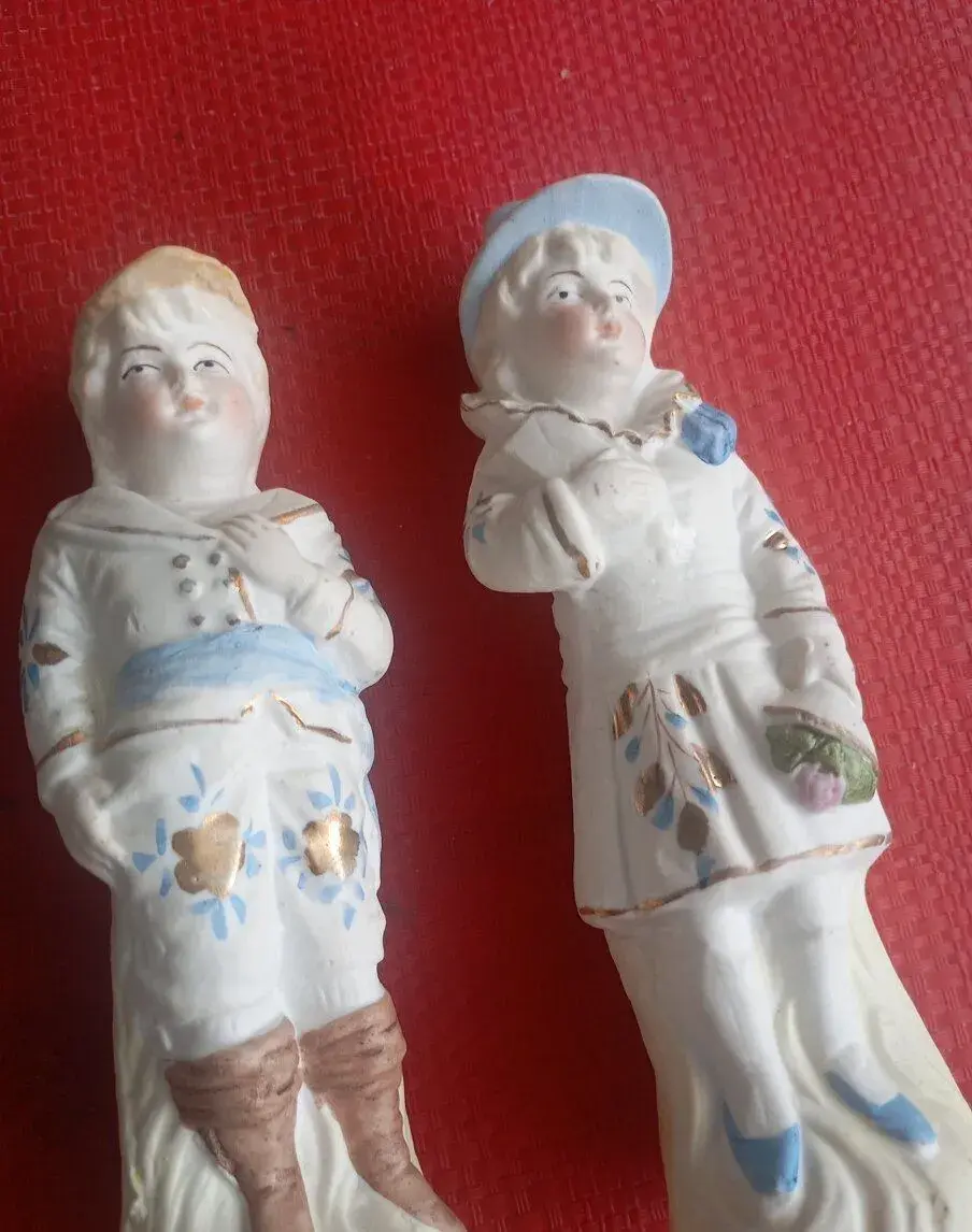 Párové sošky - malovaný biskvit - neglazovaný porcelán