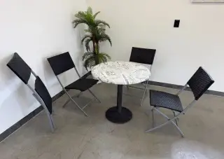 Balkonový set. Zahradní stůl +4 židle skládací.